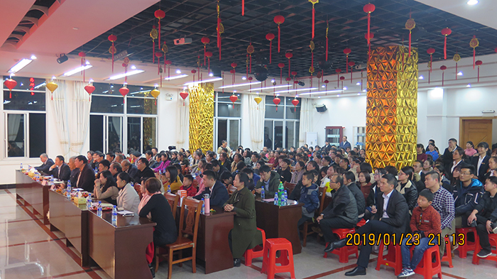 03全體員工觀(guān)看表演.jpg 03全體員工觀(guān)看表演.jpg